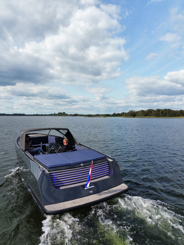 Titamium Black | DOBBER Boats 750